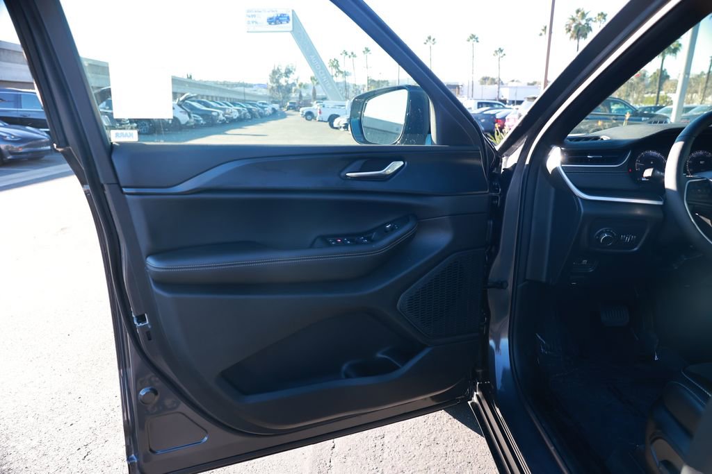 New 2025 Jeep Grand Cherokee Altitude image 11