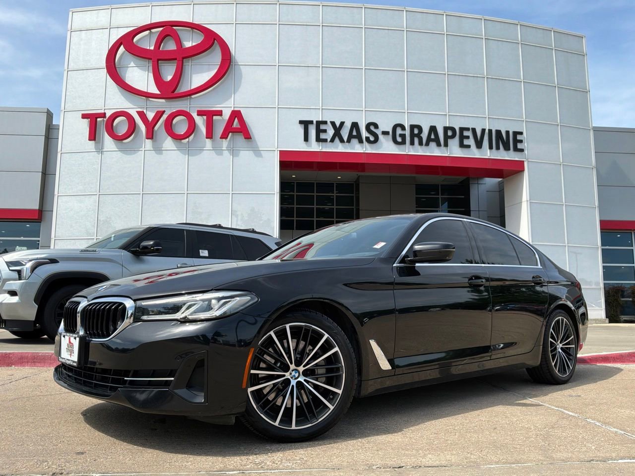 Used 2021 BMW 530i w/ Premium Package RWD image 2