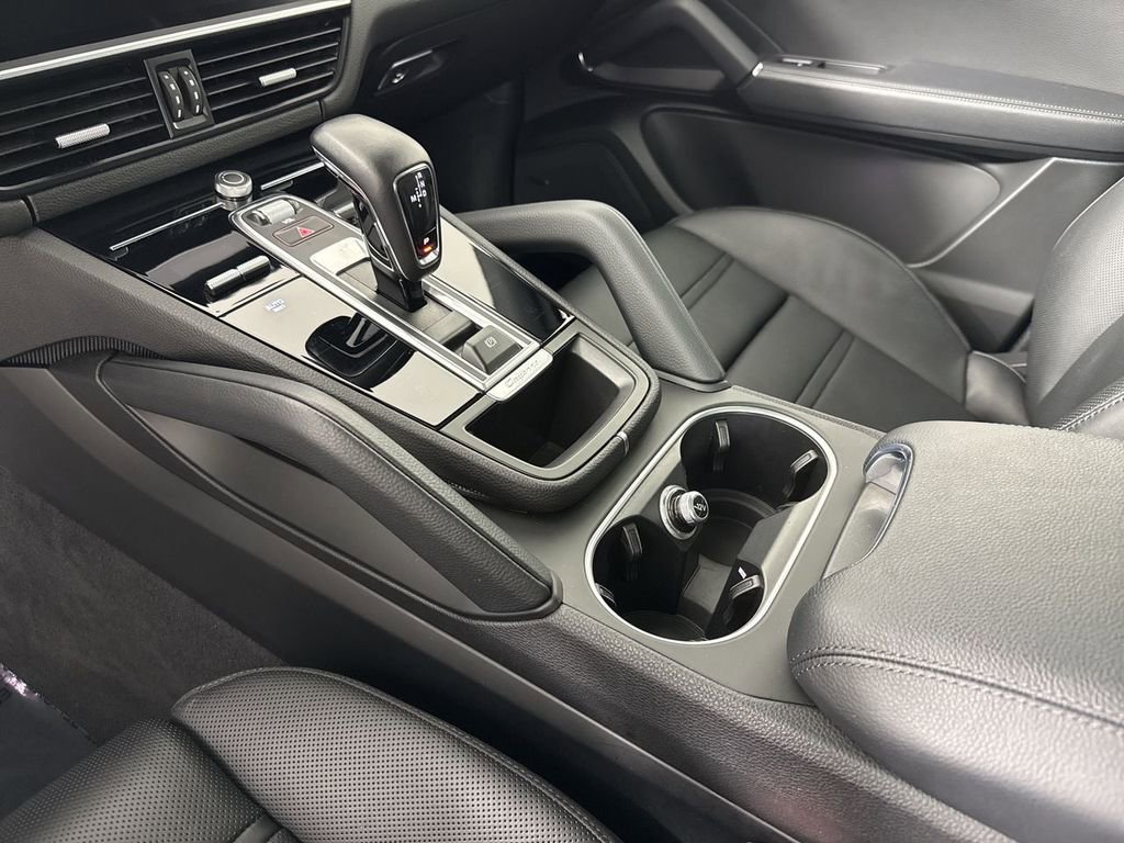 Certified 2023 Porsche Cayenne Platinum Edition image 32