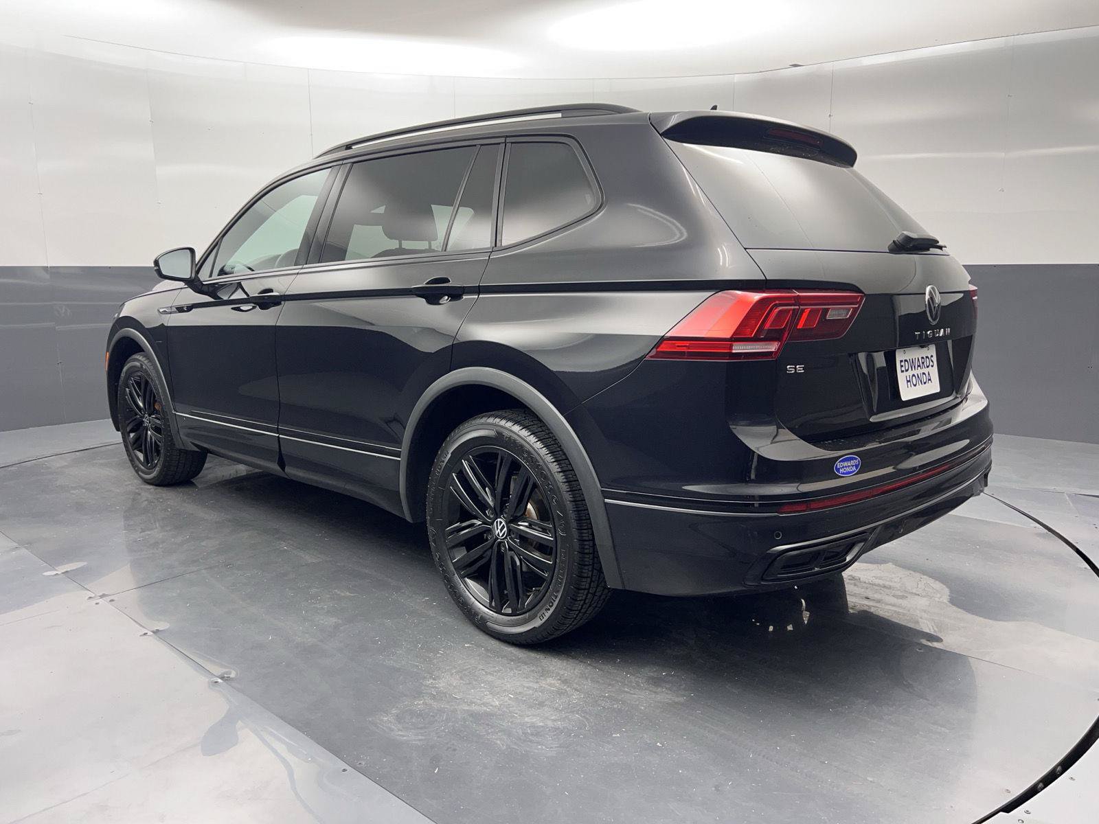 Used 2022 Volkswagen Tiguan SE R-Line FWD image 32