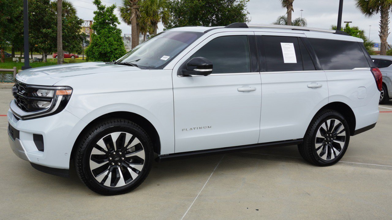 Used 2025 Ford Expedition Platinum w/ Driver's Package AWD/4WD image 5