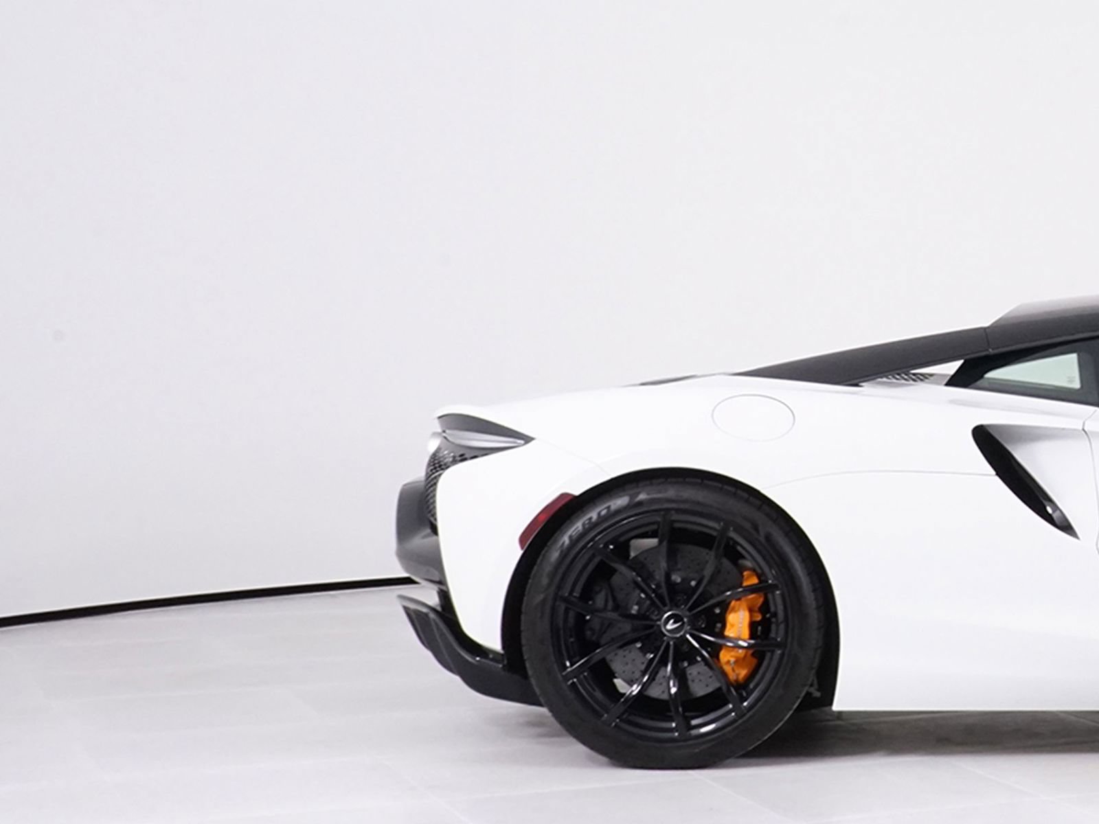 Used 2023 McLaren Artura RWD image 12