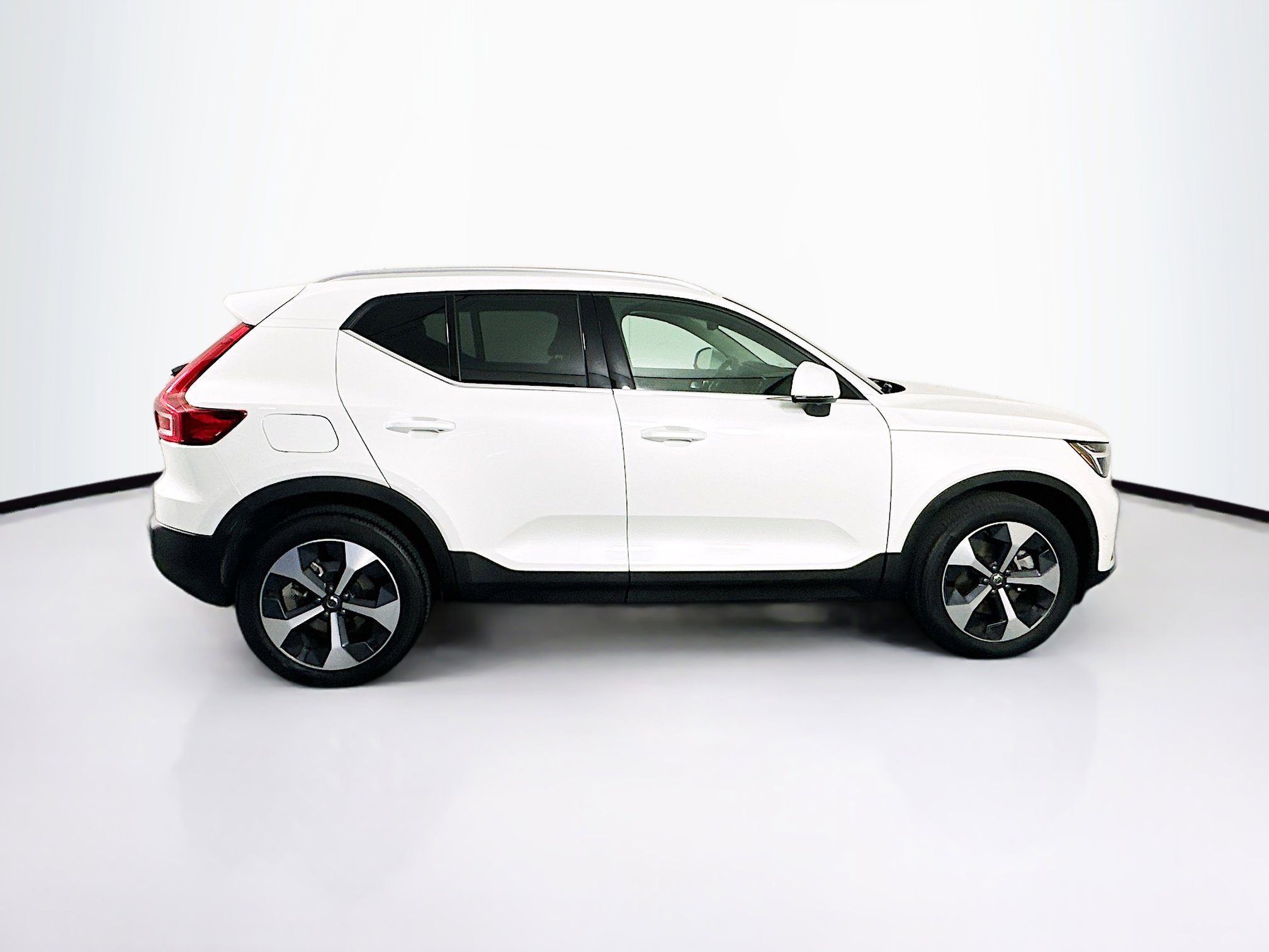Used 2025 Volvo XC40 B5 Plus AWD/4WD image 10