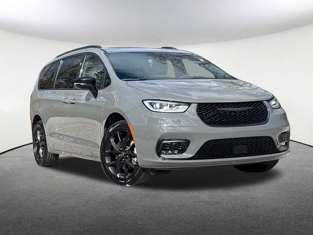 Used 2025 Chrysler Pacifica Limited AWD/4WD image 2