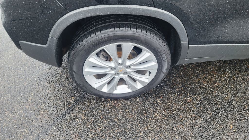 Used 2020 Chevrolet Trax Premier w/ LPO, Cargo Package image 13