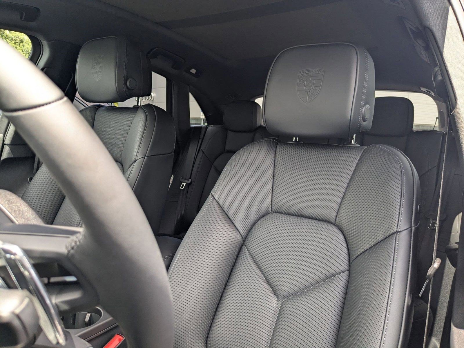 Certified 2025 Porsche Macan image 5