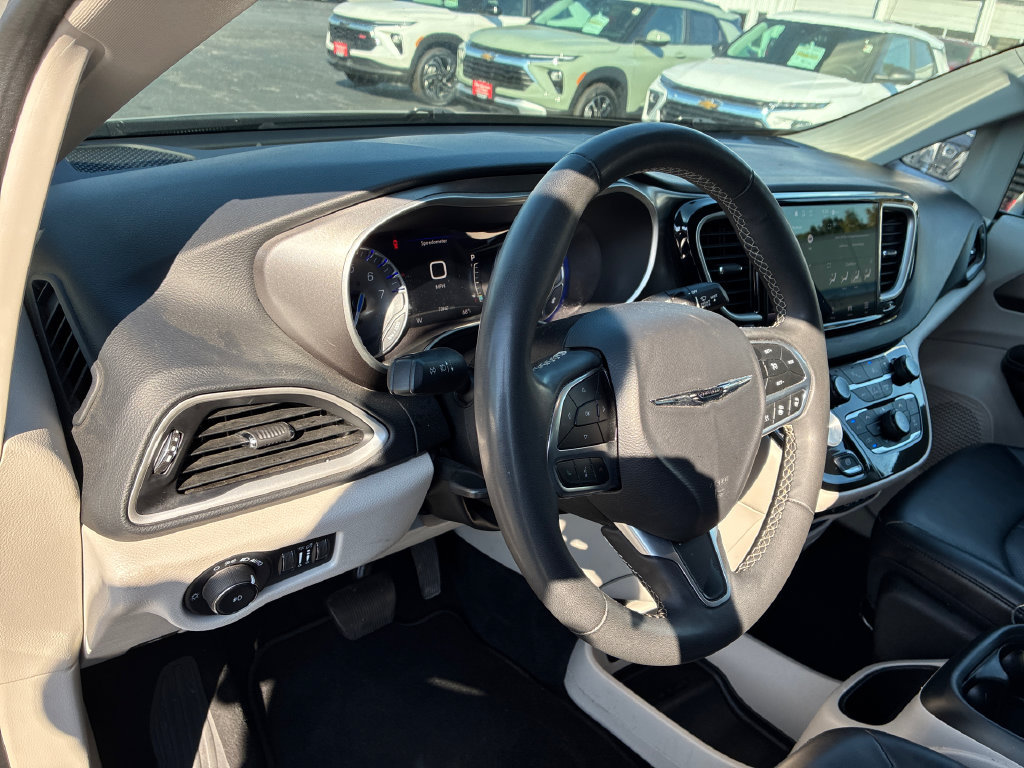Used 2023 Chrysler Pacifica Touring-L FWD image 14