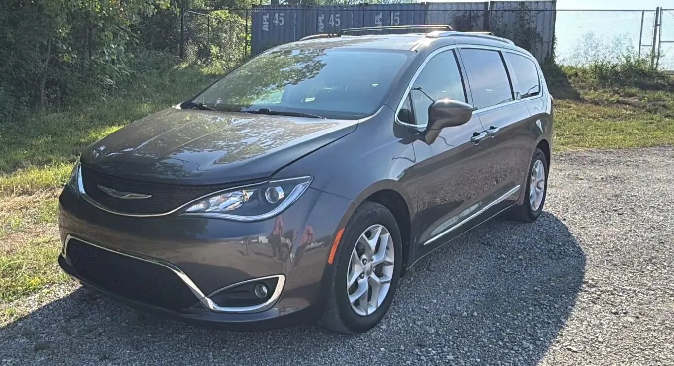 Used 2018 Chrysler Pacifica Touring-L w/ Tire & Wheel Group FWD image 2