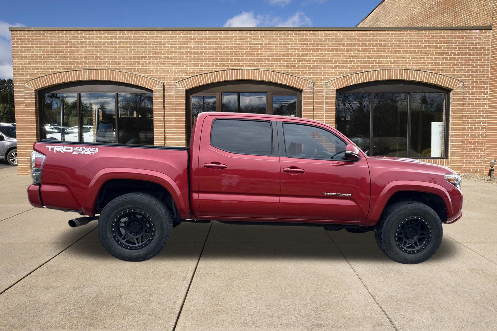 Used 2020 Toyota Tacoma TRD Sport AWD/4WD image 2
