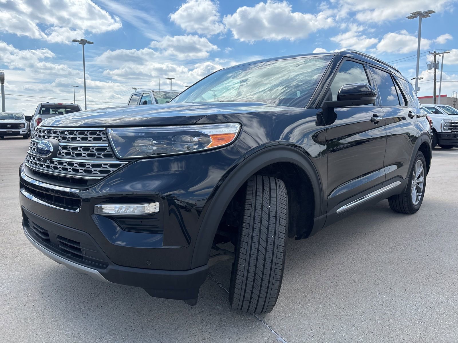 Certified 2022 Ford Explorer Limited w/ Equipment Group 301A image 3
