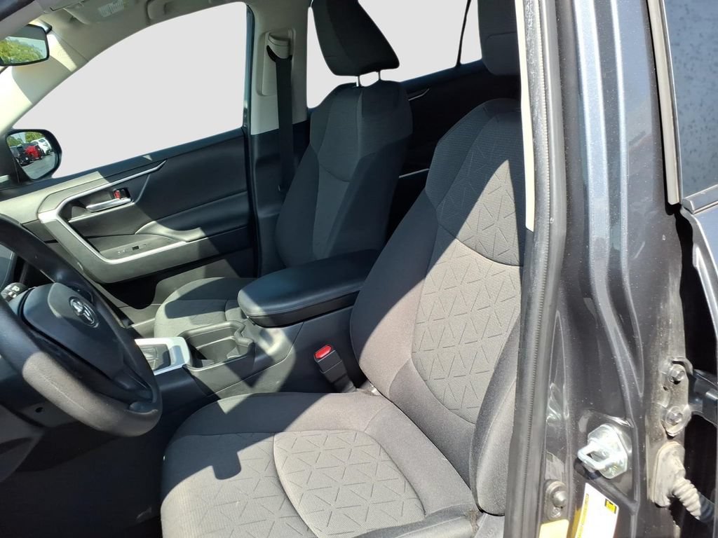 Used 2021 Toyota RAV4 XLE AWD/4WD image 17