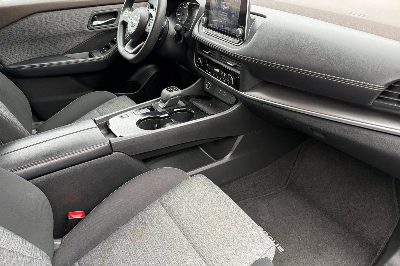 Used 2022 Nissan Rogue SV image 16