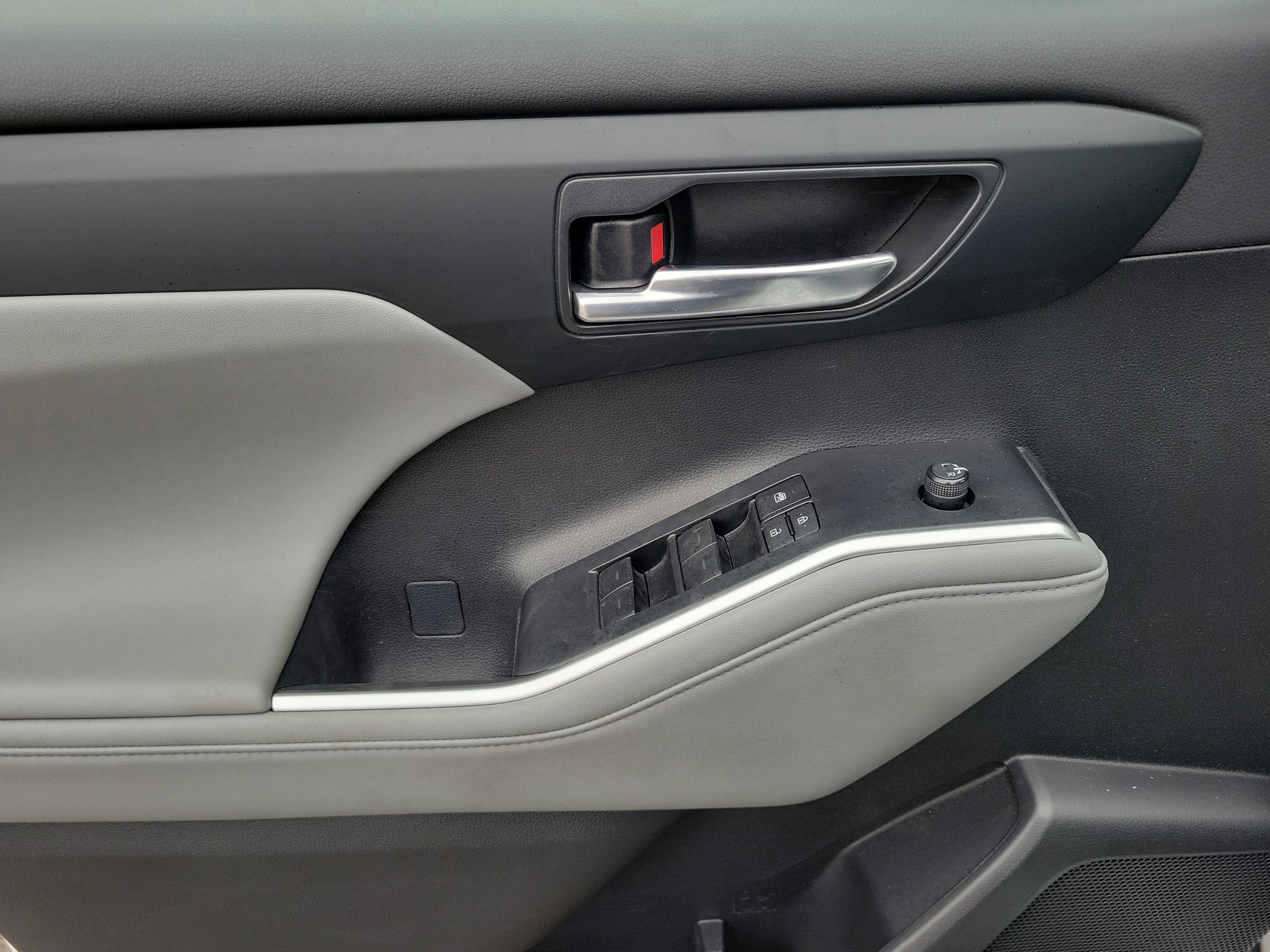 Used 2024 Toyota Highlander XLE image 20