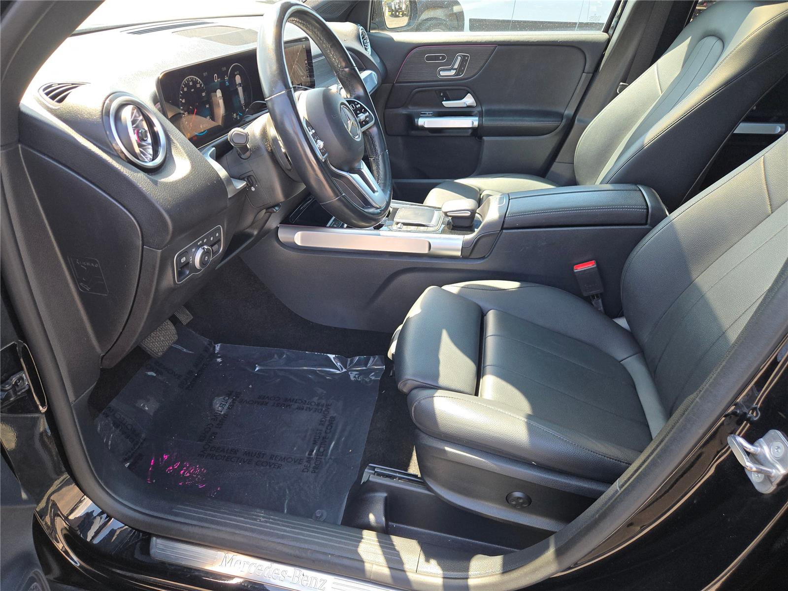 Used 2023 Mercedes-Benz GLB 250 4MATIC w/ Premium Package image 27