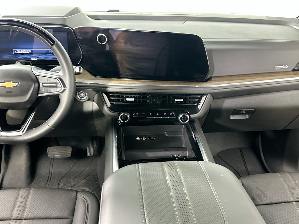 Used 2025 Chevrolet Suburban High Country AWD/4WD image 19