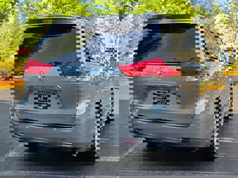 Used 2014 Toyota Sienna XLE image 8
