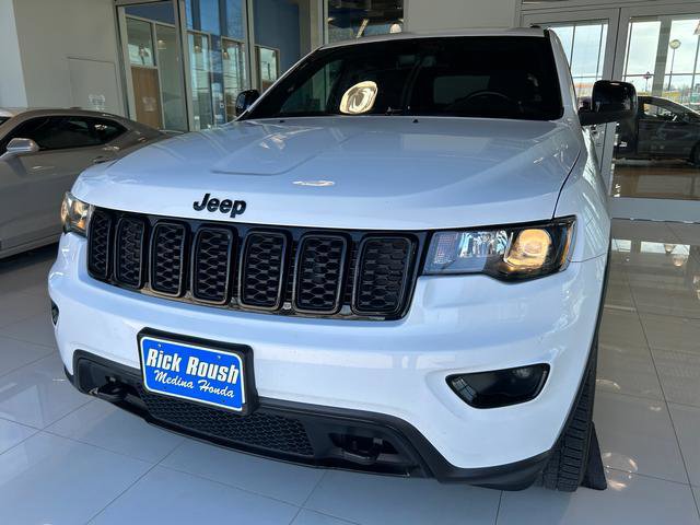 Used 2020 Jeep Grand Cherokee Laredo image 3