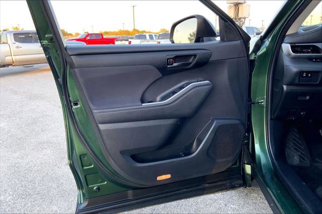 Certified 2023 Toyota Highlander L image 20