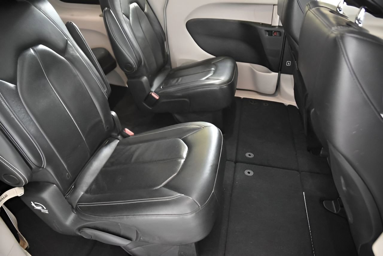 Used 2023 Chrysler Pacifica Touring-L image 34
