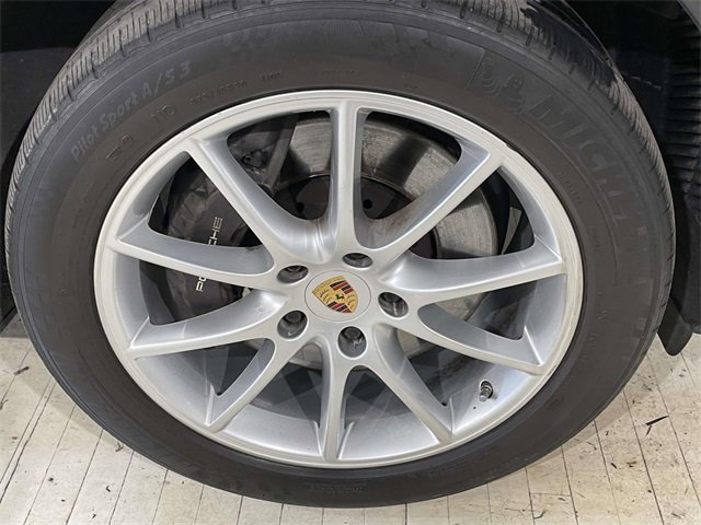 Certified 2022 Porsche Cayenne Platinum Edition image 16