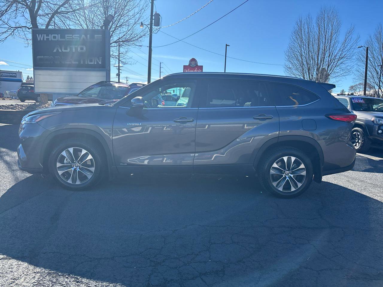 Used 2020 Toyota Highlander XLE AWD/4WD image 3