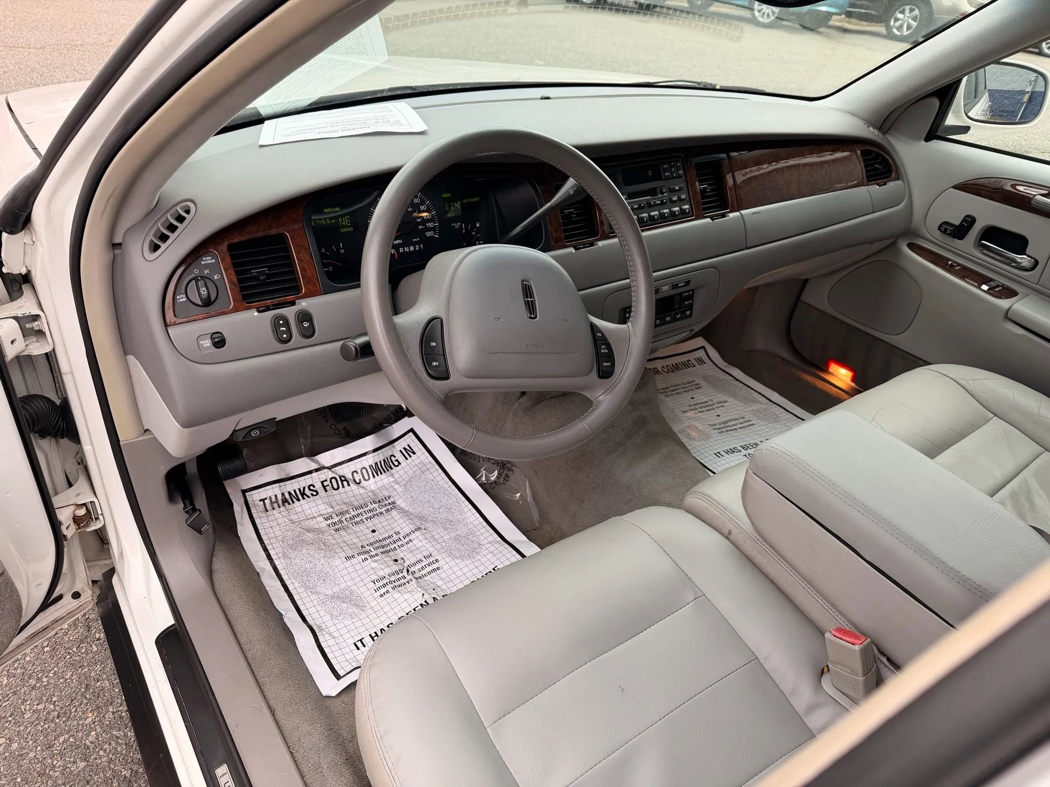 Used 2001 Lincoln Town Car Executive image 9