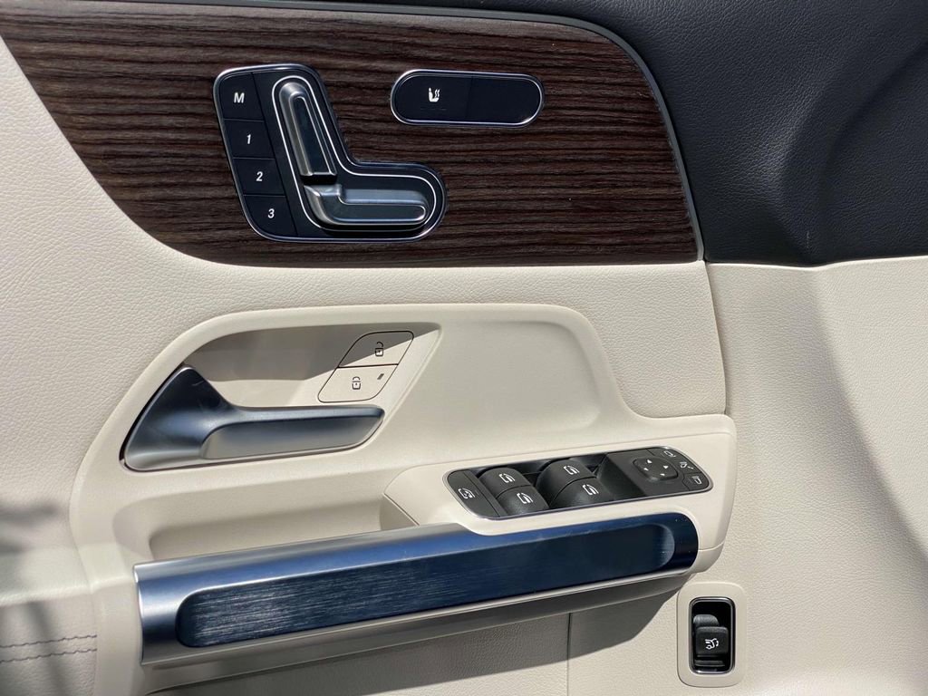 Certified 2025 Mercedes-Benz GLB 250 image 17