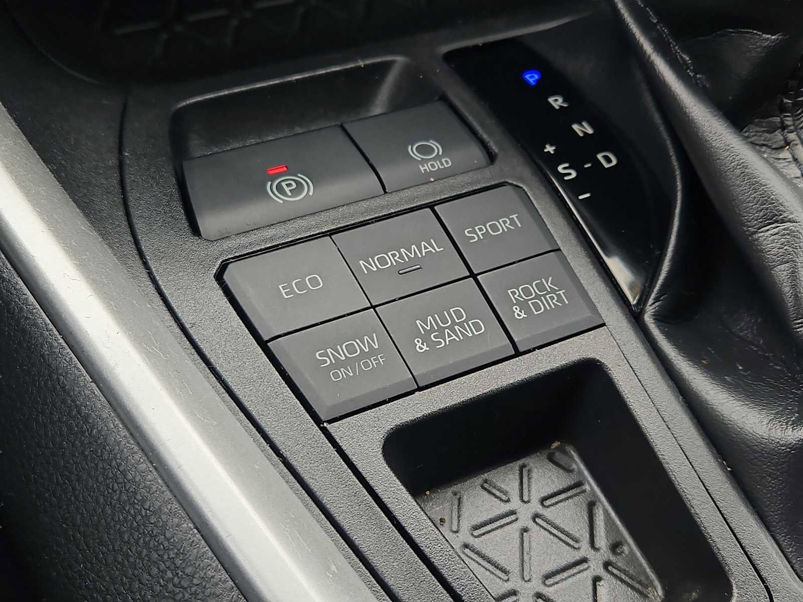 Used 2019 Toyota RAV4 LE w/ Carpet Mat Package AWD/4WD image 16