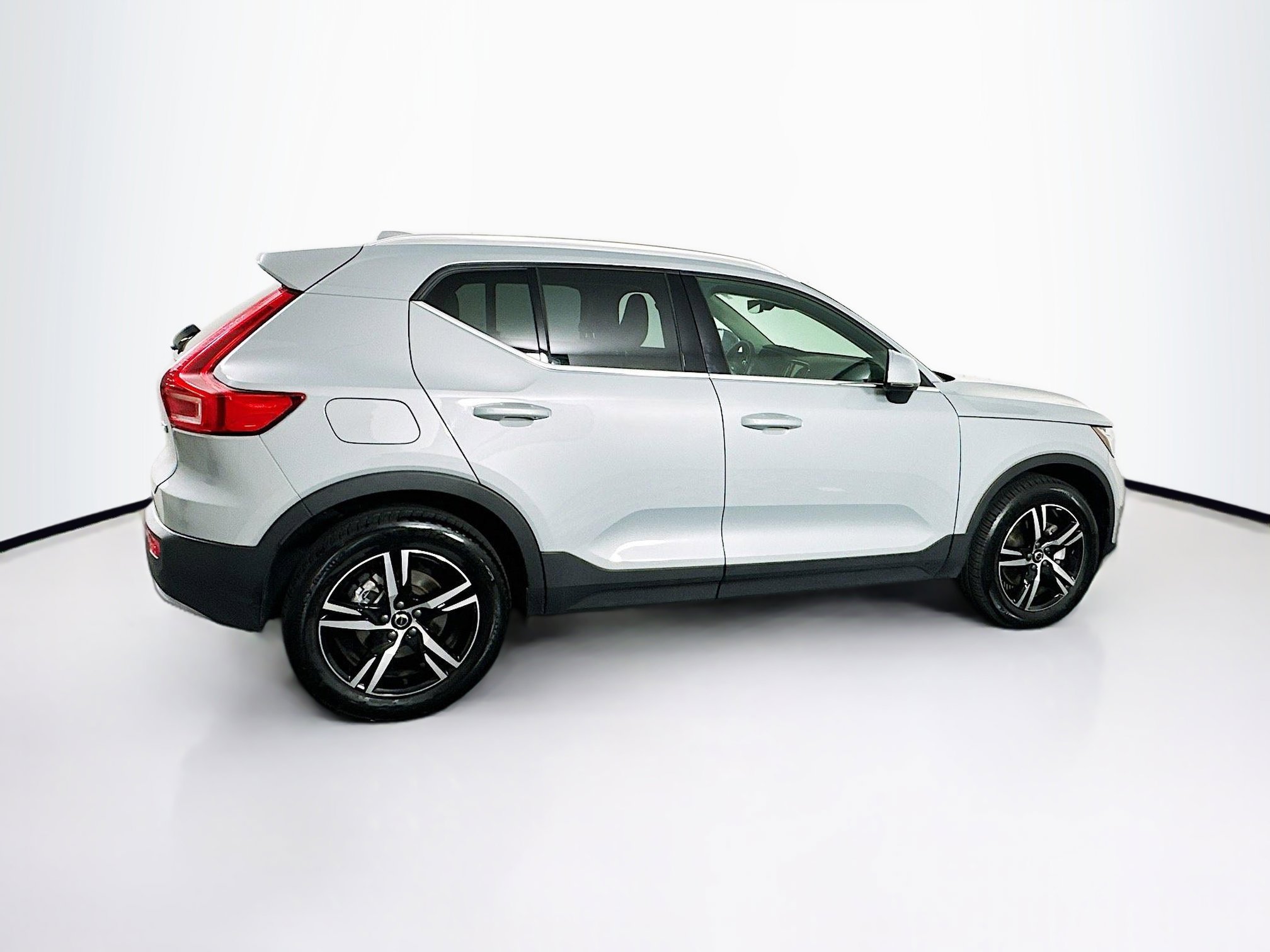 Used 2025 Volvo XC40 B5 Core image 10