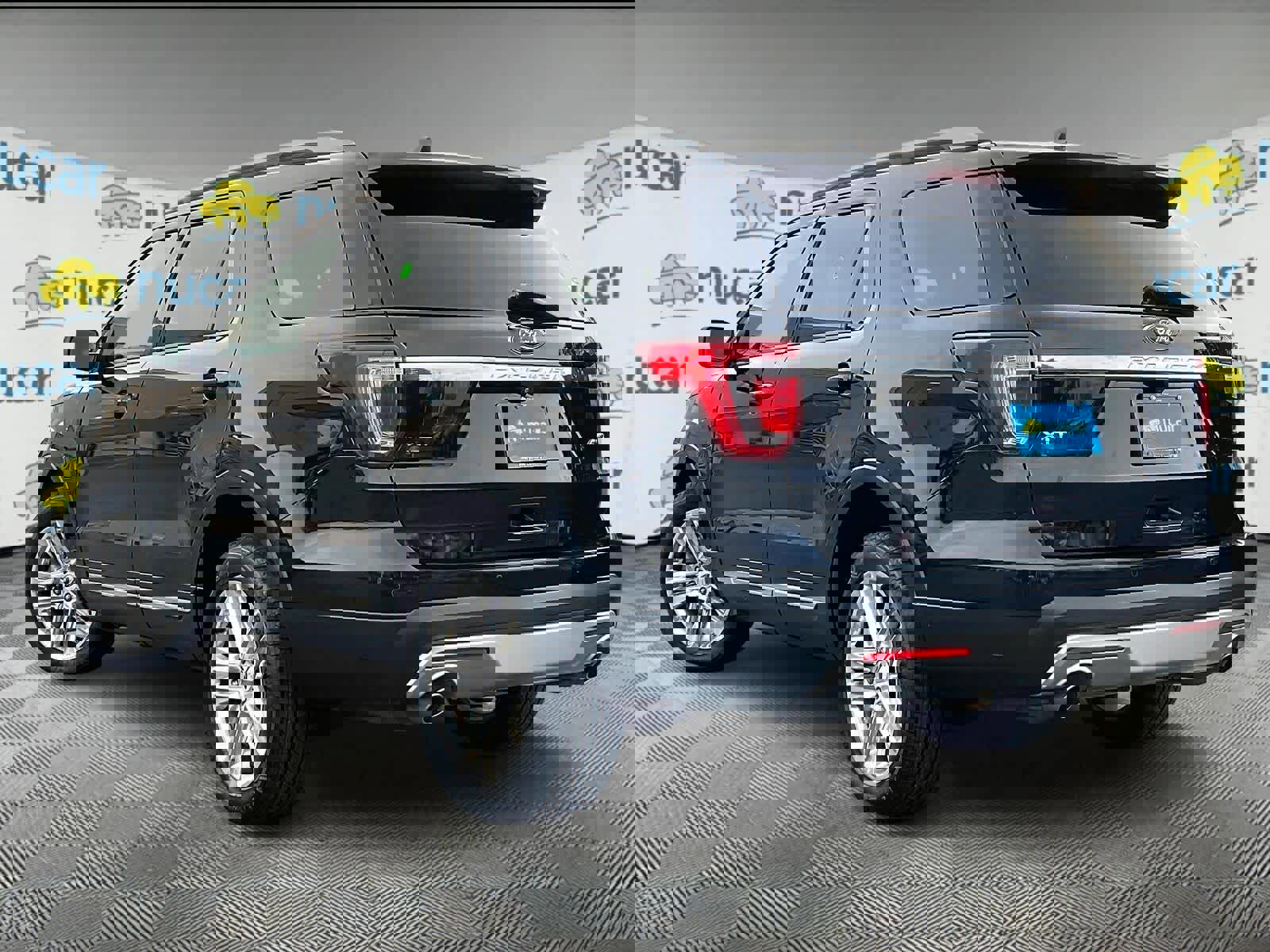 Used 2017 Ford Explorer XLT w/ Equipment Group 202A AWD/4WD image 4