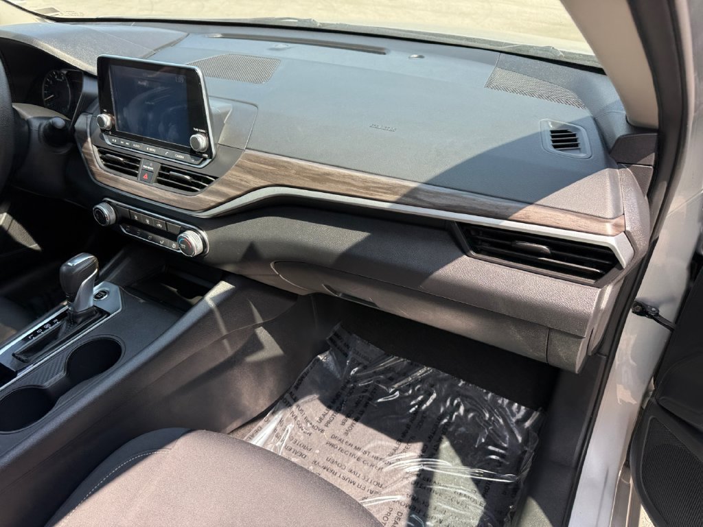Used 2025 Nissan Altima 2.5 SV FWD image 16