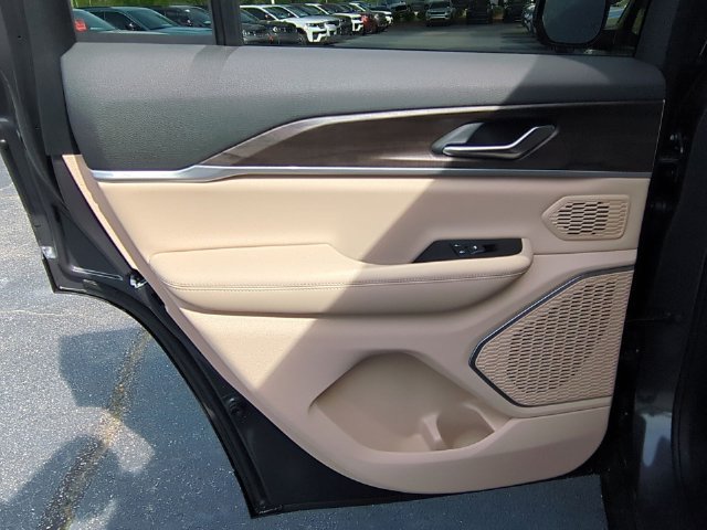 New 2026 Jeep Grand Cherokee Limited w/ Limited Altitude Package AWD/4WD image 32