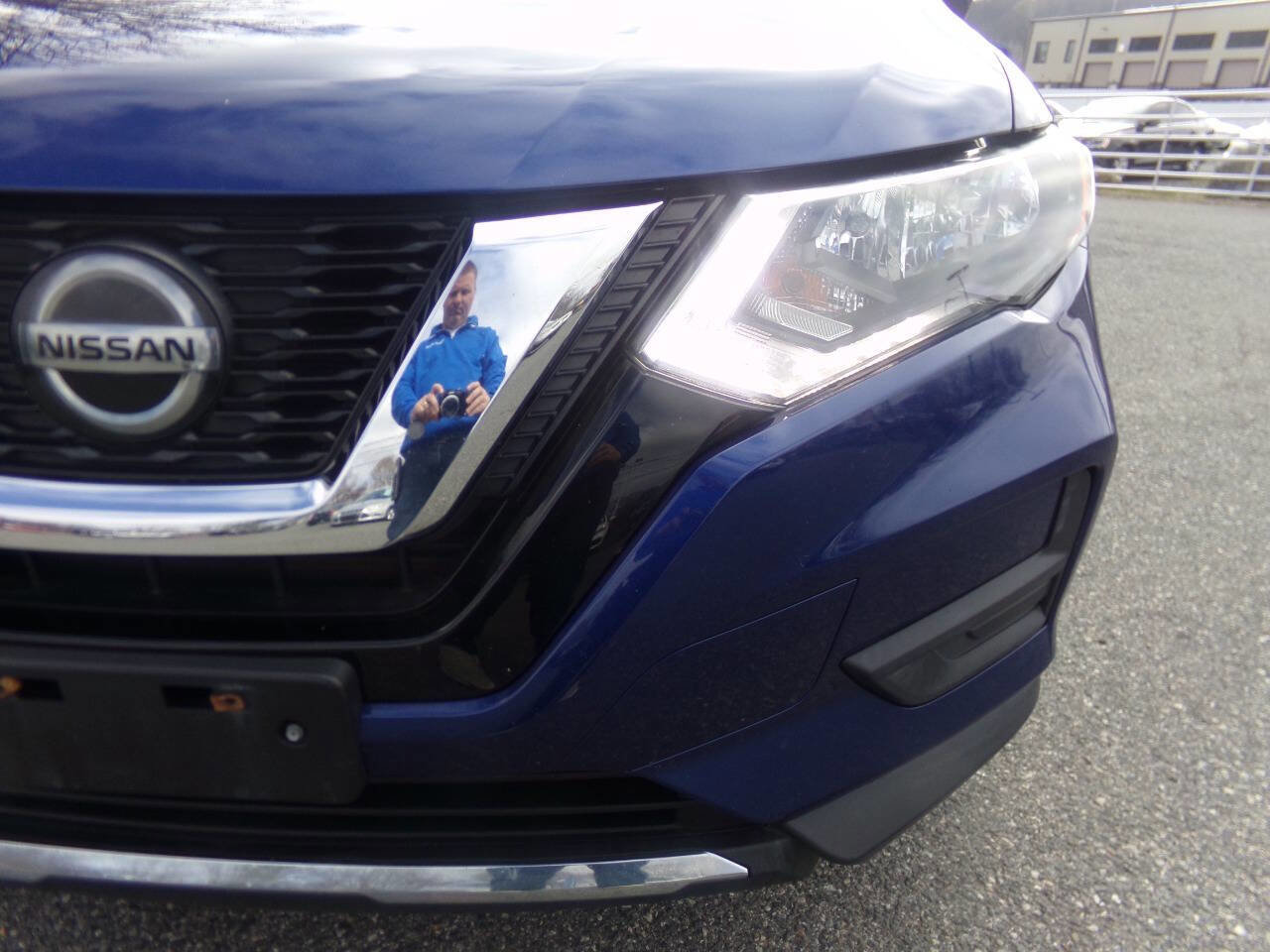 Used 2018 Nissan Rogue SV w/ Premium Package AWD/4WD image 3