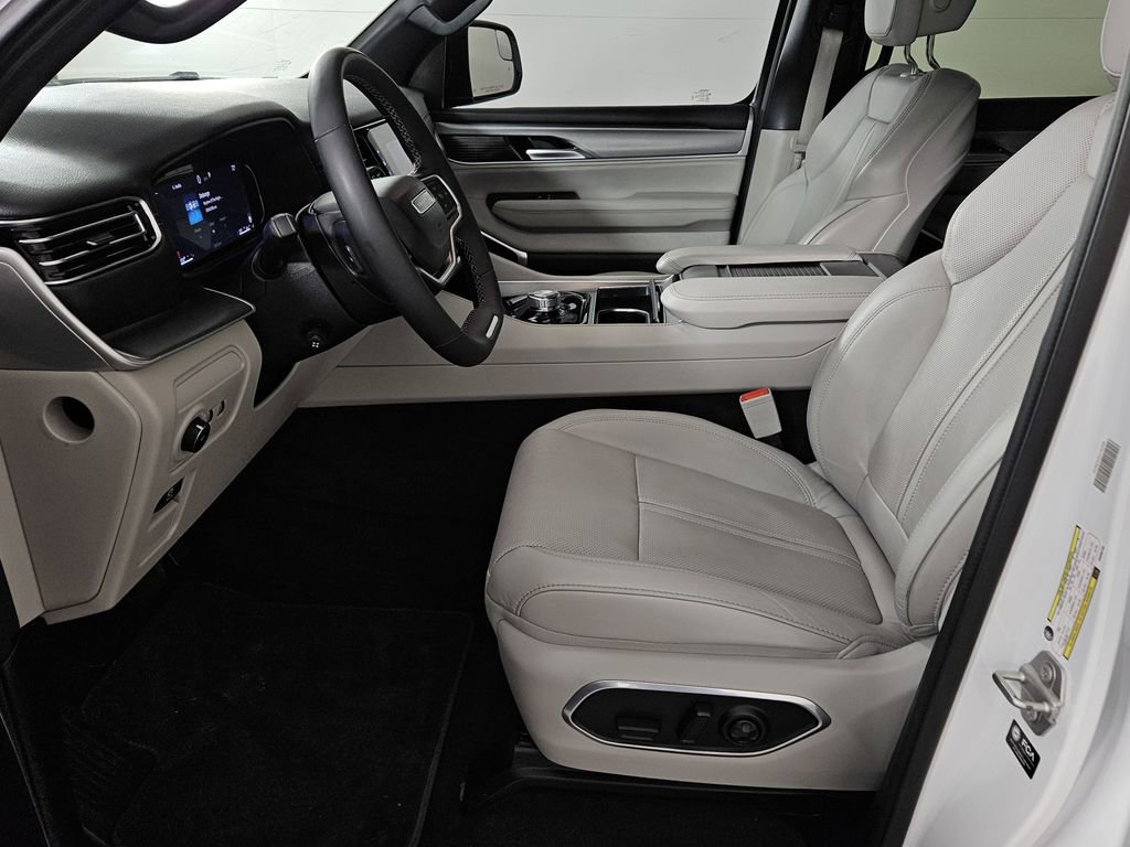 Used 2025 Jeep Wagoneer 2WD image 22