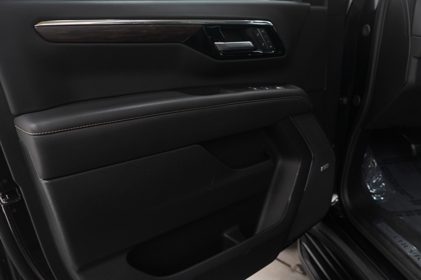 Used 2025 Chevrolet Suburban Premier image 24