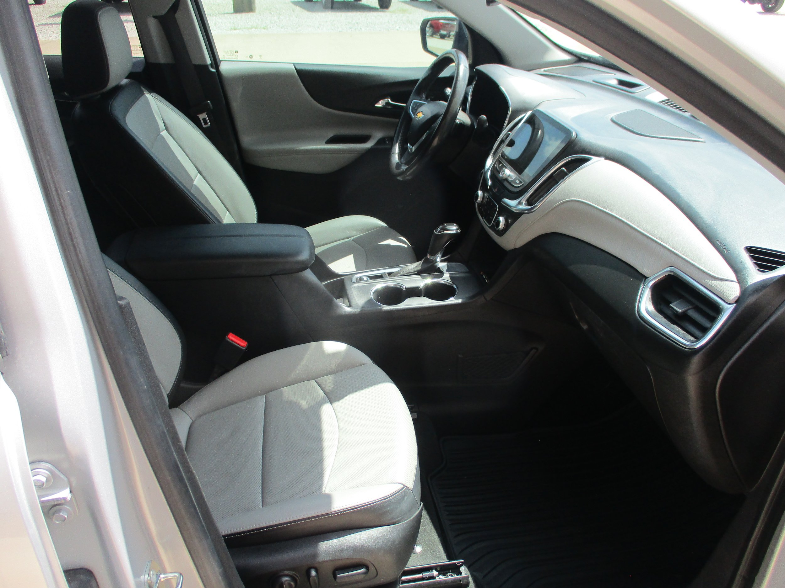 Used 2018 Chevrolet Equinox Premier FWD image 10