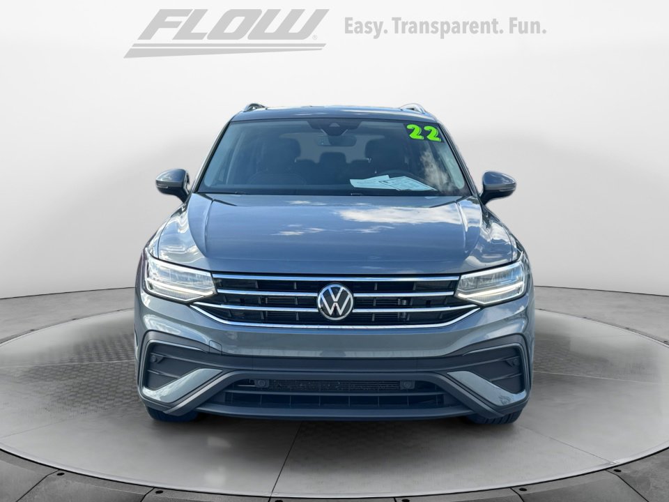 Used 2022 Volkswagen Tiguan SE w/ Panoramic Sunroof Package image 2