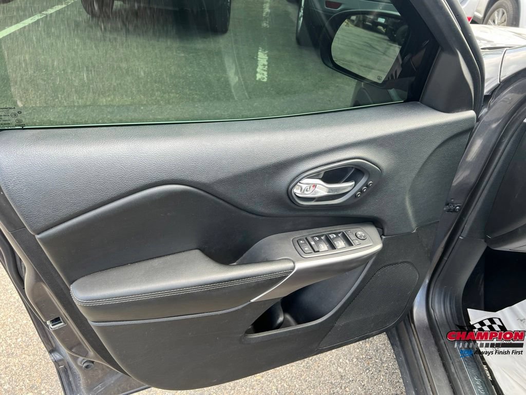 Used 2019 Jeep Cherokee Limited AWD/4WD image 21