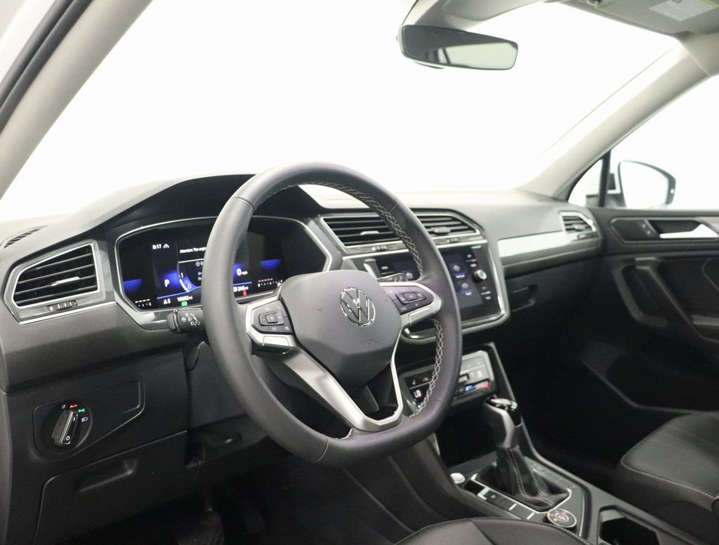Used 2024 Volkswagen Tiguan SE w/ Panoramic Sunroof Package image 15