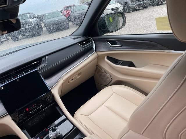 Used 2025 Jeep Grand Cherokee L Limited w/ Black Appearance Package AWD/4WD image 25