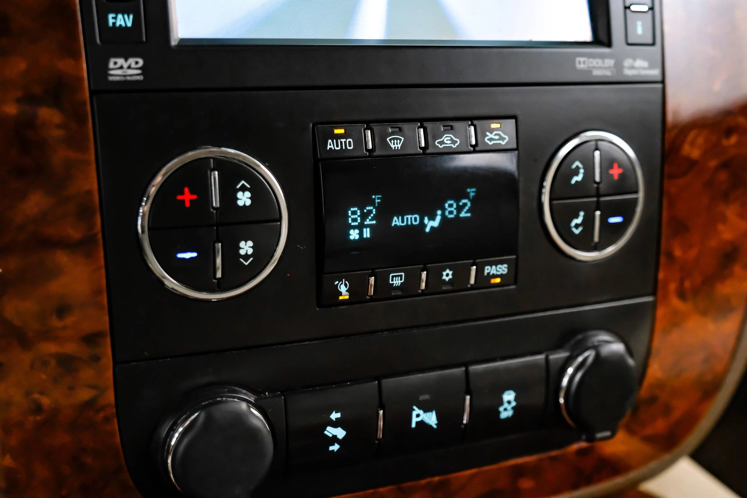 Used 2012 Chevrolet Avalanche LTZ image 35