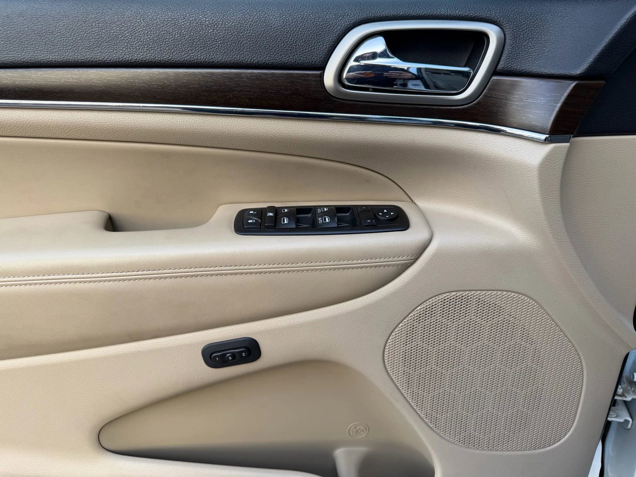 Used 2015 Jeep Grand Cherokee Limited w/ Luxury Group II image 9