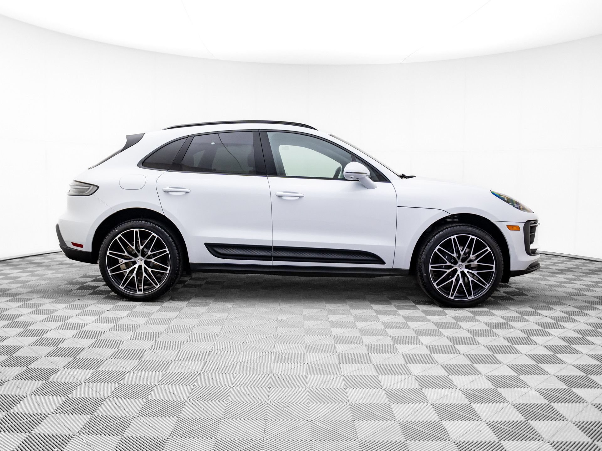 Used 2026 Porsche Macan AWD/4WD image 8