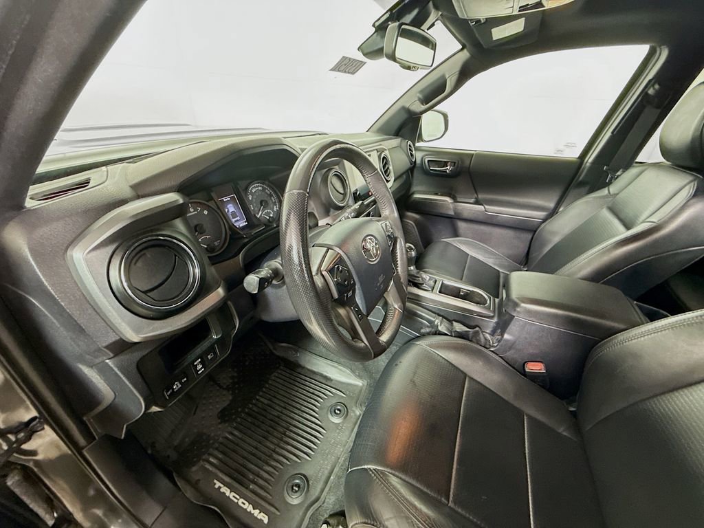 Used 2018 Toyota Tacoma TRD Sport w/ TRD Premium Sport Package image 9