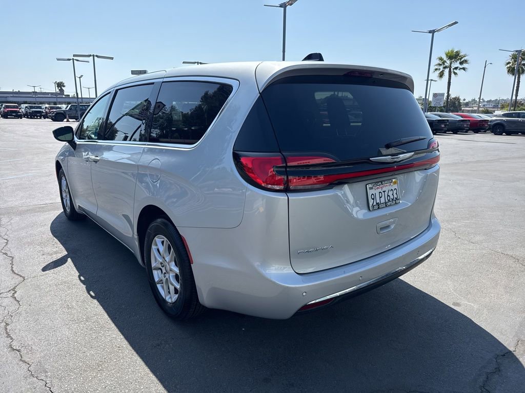 Used 2024 Chrysler Pacifica Touring-L image 5