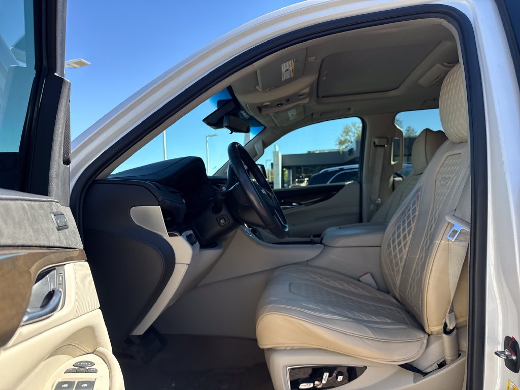 Used 2019 Cadillac Escalade Luxury RWD image 12