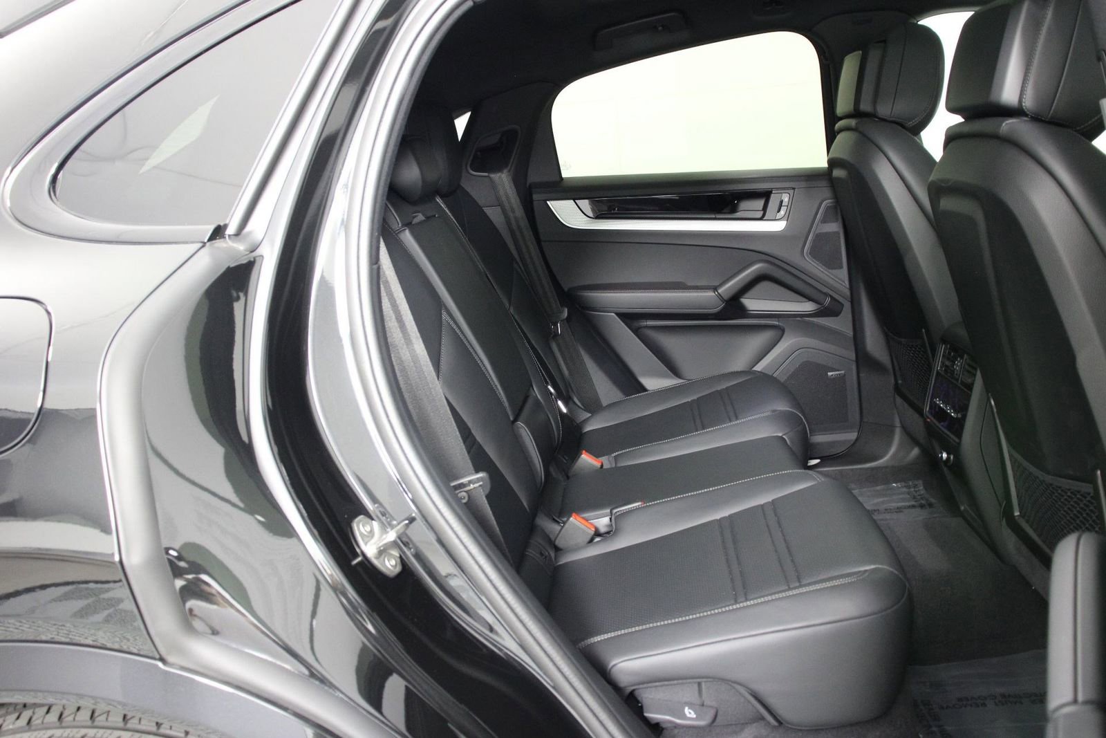 Certified 2025 Porsche Cayenne Coupe image 32