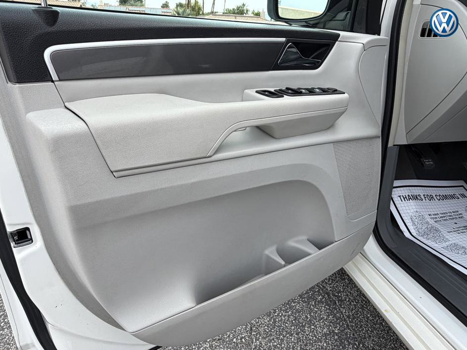Used 2010 Volkswagen Routan SE FWD image 28