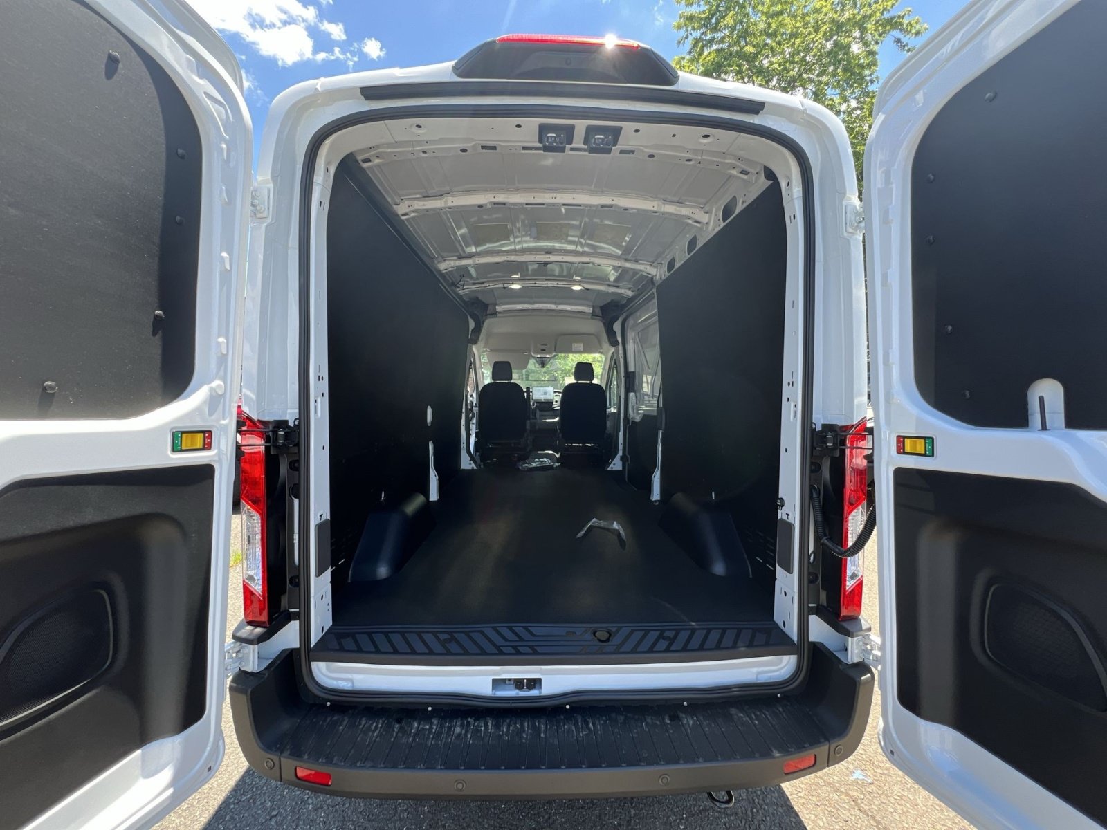 New 2026 Ford Transit 250 148 Medium Roof w/ Load Area Protection Package RWD image 31