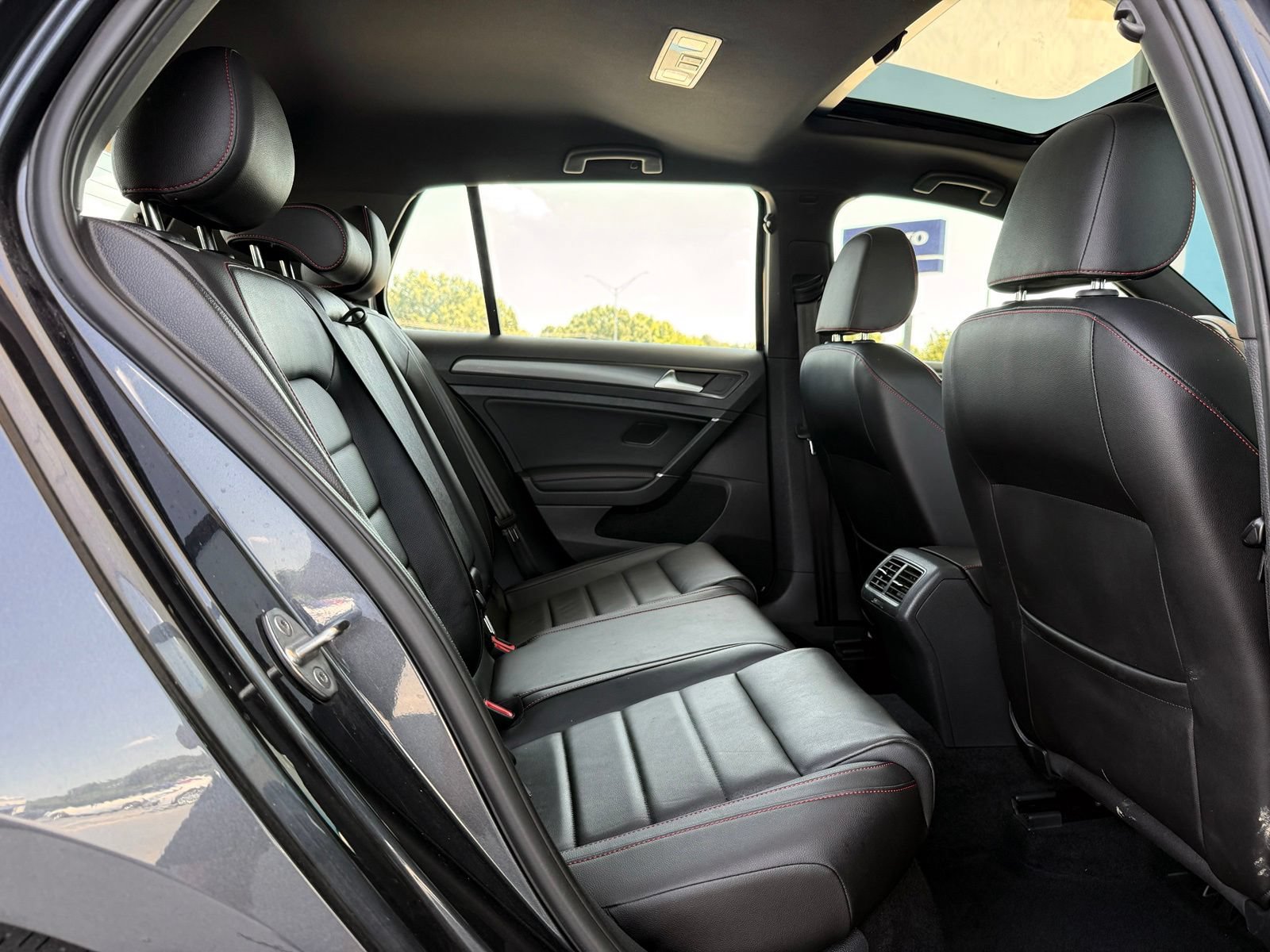 Used 2018 Volkswagen GTI SE FWD image 22